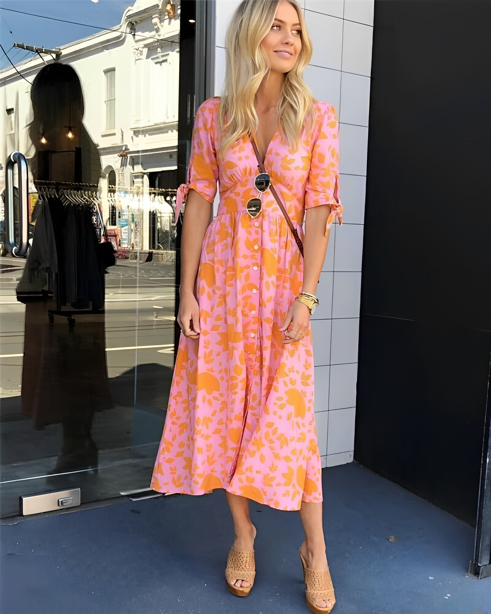 Orielle | Boho Midikleid - Orangefarbener Blumendruck, tiefer V-Ausschnitt, leichtes Sommerkleid