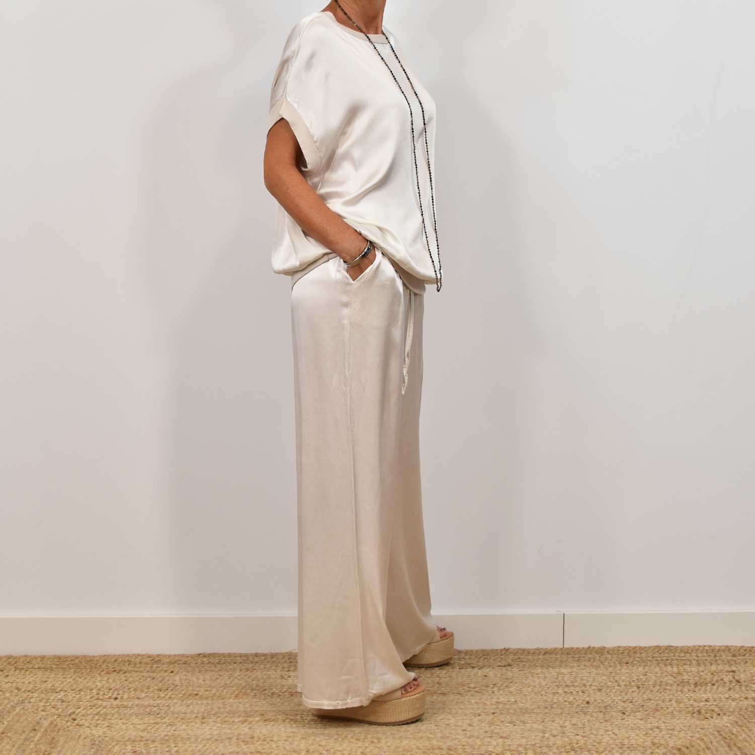 Kessia | Zweiteiliges Set aus Satin für Damen - Kurzärmeliges Oberteil und Hose mit weitem Bein