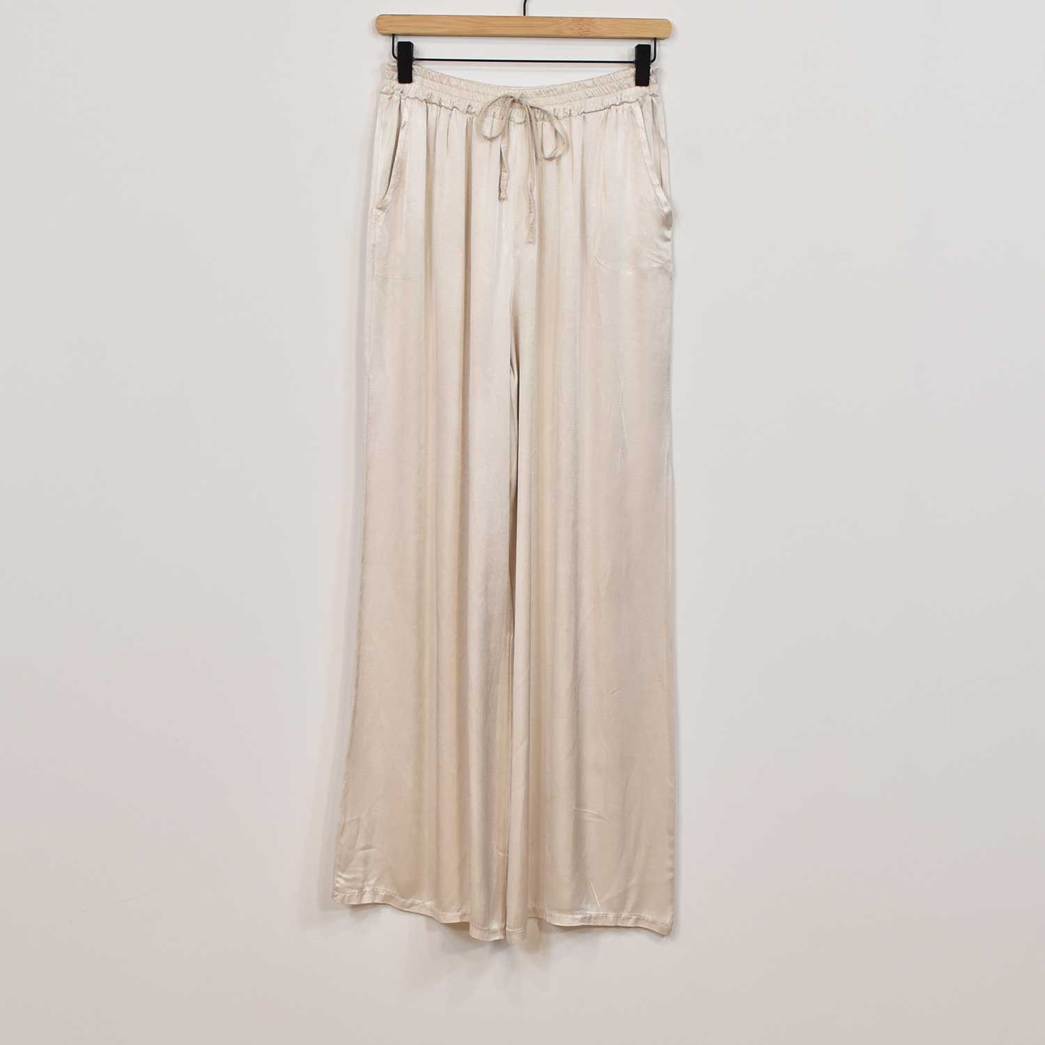 Kessia | Zweiteiliges Set aus Satin für Damen - Kurzärmeliges Oberteil und Hose mit weitem Bein