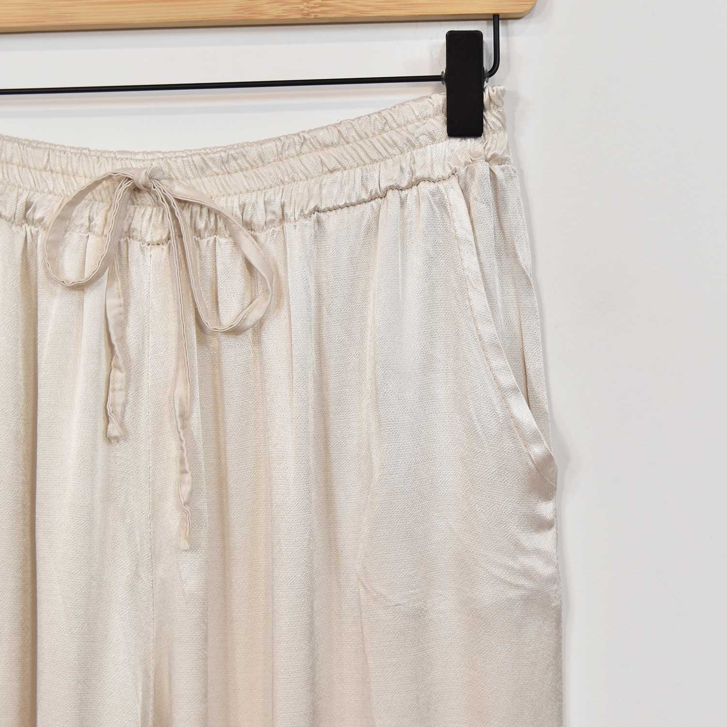 Kessia | Zweiteiliges Set aus Satin für Damen - Kurzärmeliges Oberteil und Hose mit weitem Bein