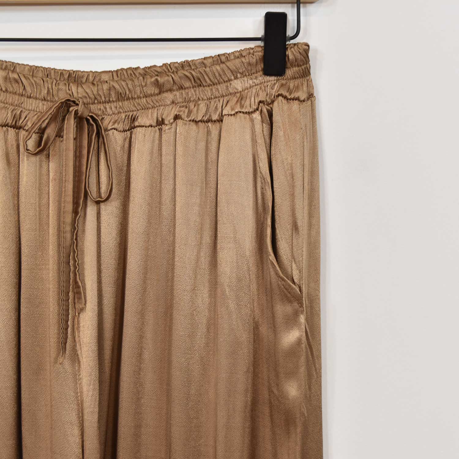 Kessia | Zweiteiliges Set aus Satin für Damen - Kurzärmeliges Oberteil und Hose mit weitem Bein